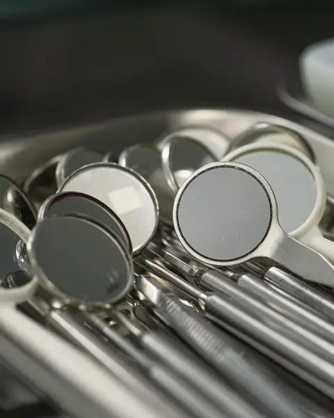 Espejos e instrumental dental ordenados en una bandeja de acero